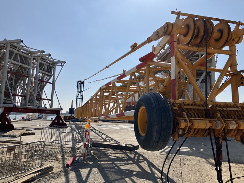 Used DEMAG CC2500 crawler crane