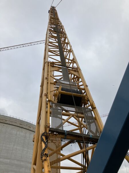 Used DEMAG CC2500 crawler crane