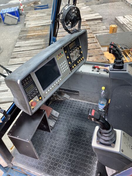 Used DEMAG CC2500 crawler crane
