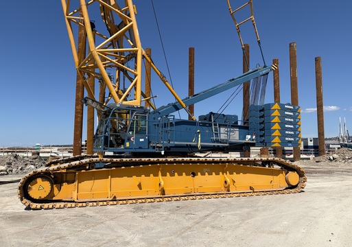 Used DEMAG CC2500 crawler crane