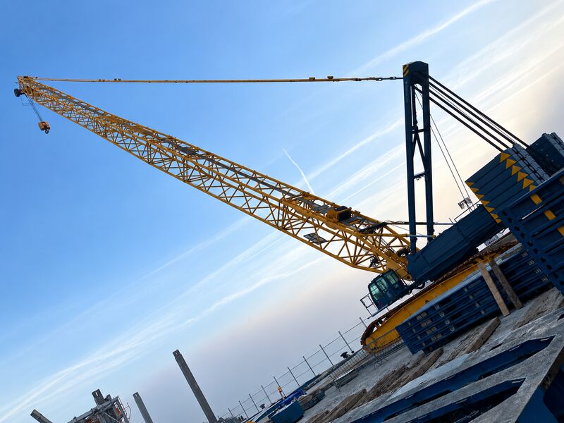 Used DEMAG CC2500 crawler crane
