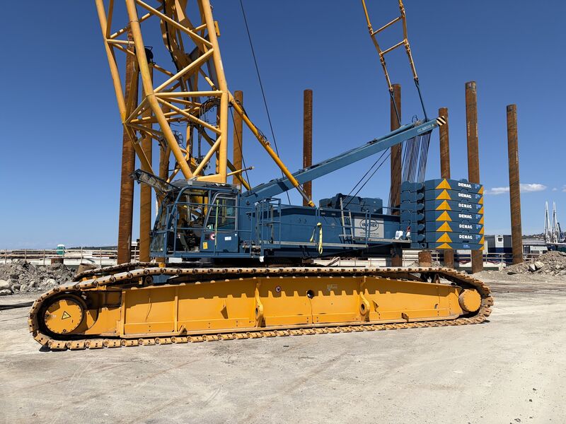 Used DEMAG CC2500 crawler crane